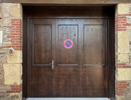 Portail basculant bois à Cordes-sur-Ciel (81) : l&rsquo;habillage validé par les Bâtiments de France