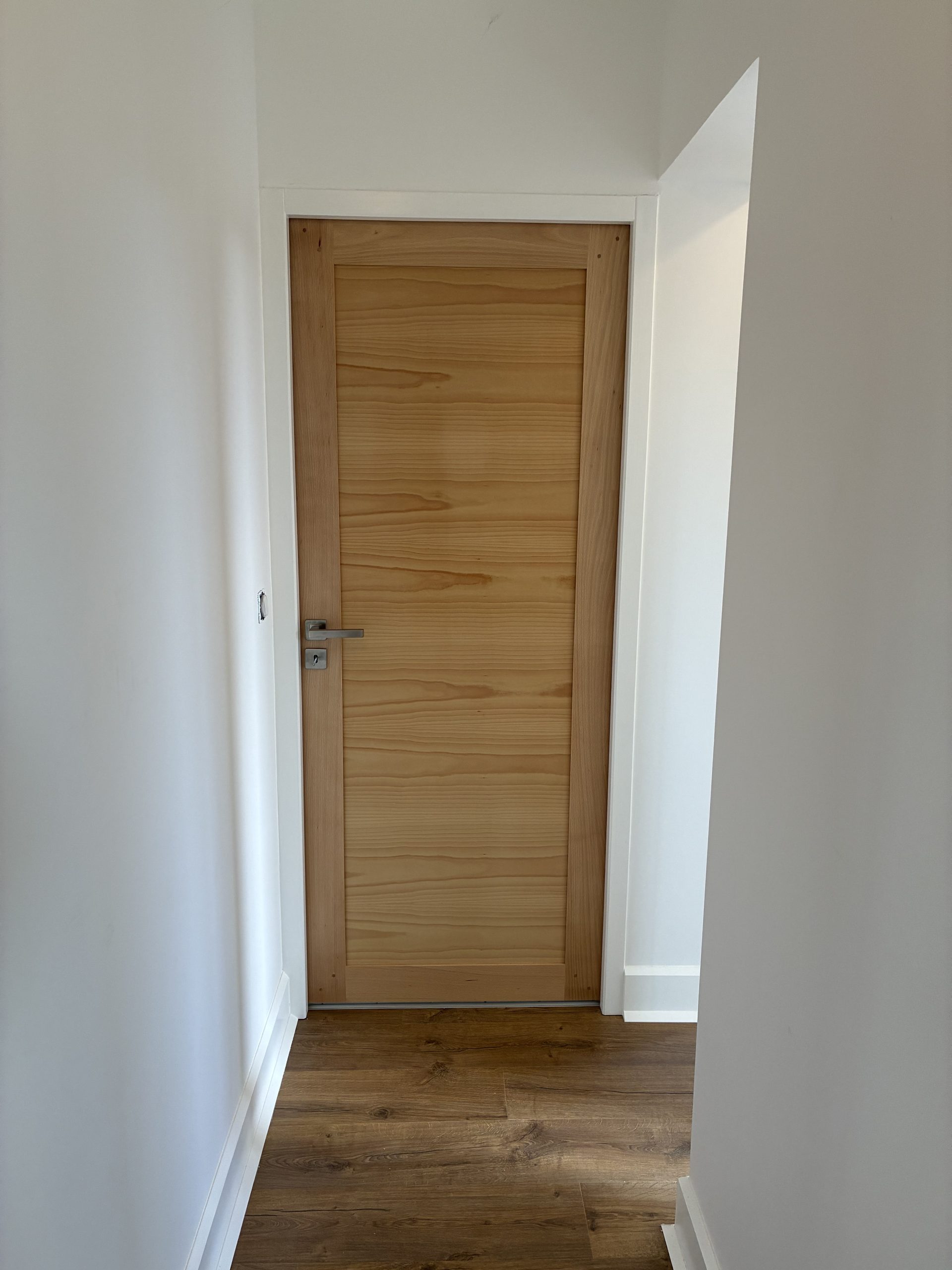 Portes intérieures bois à Carmaux : porte en hêtre vernie posée dans son huisserie blanche