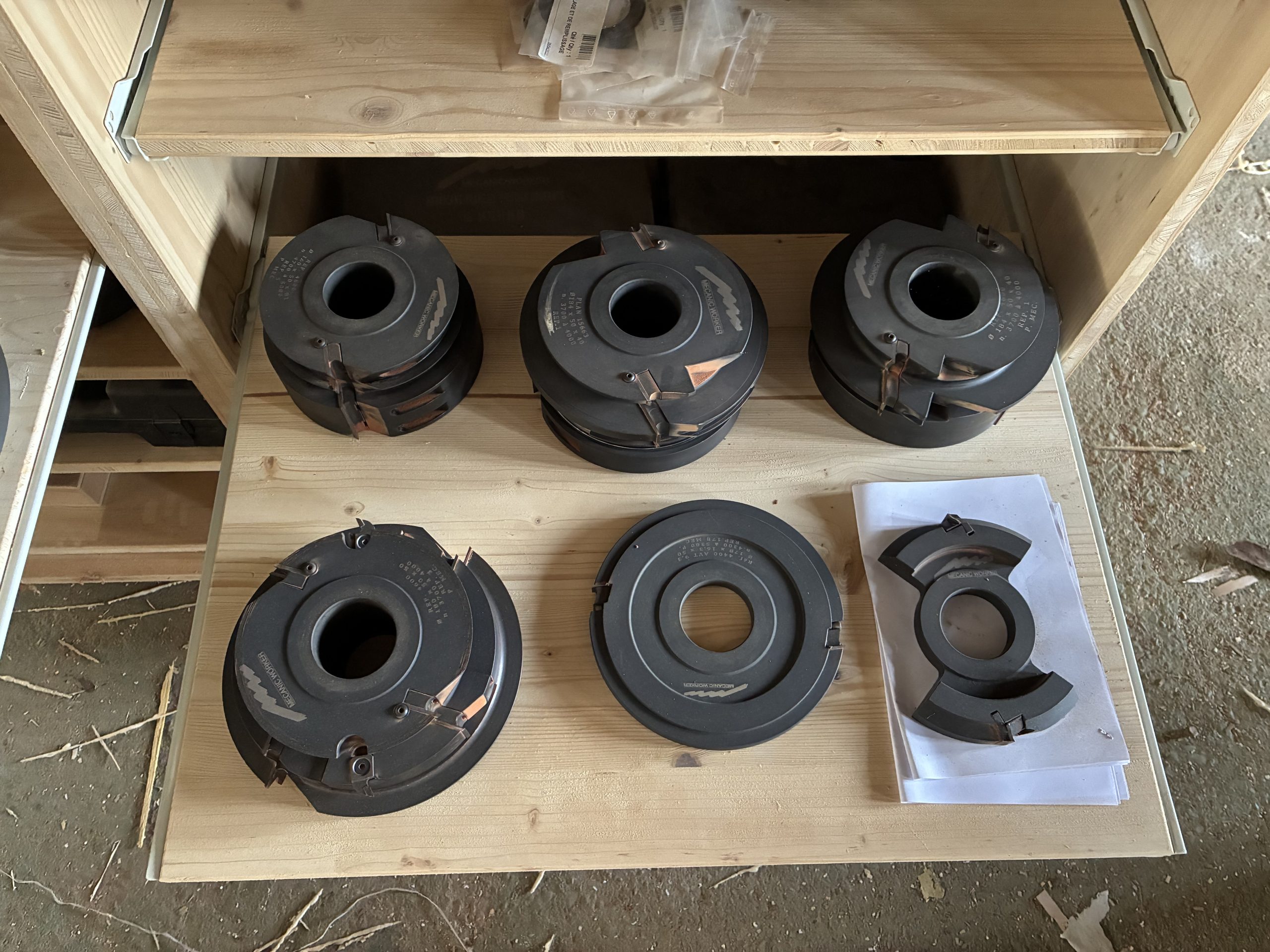 Jeu complet de porte-outils de fenêtre rangés dans leur caisse d'atelier